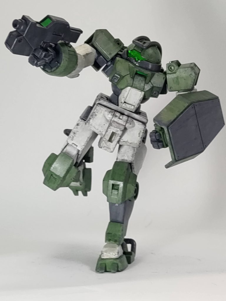 ポージングは全部説明書の真似です。なんとか片足で立った。