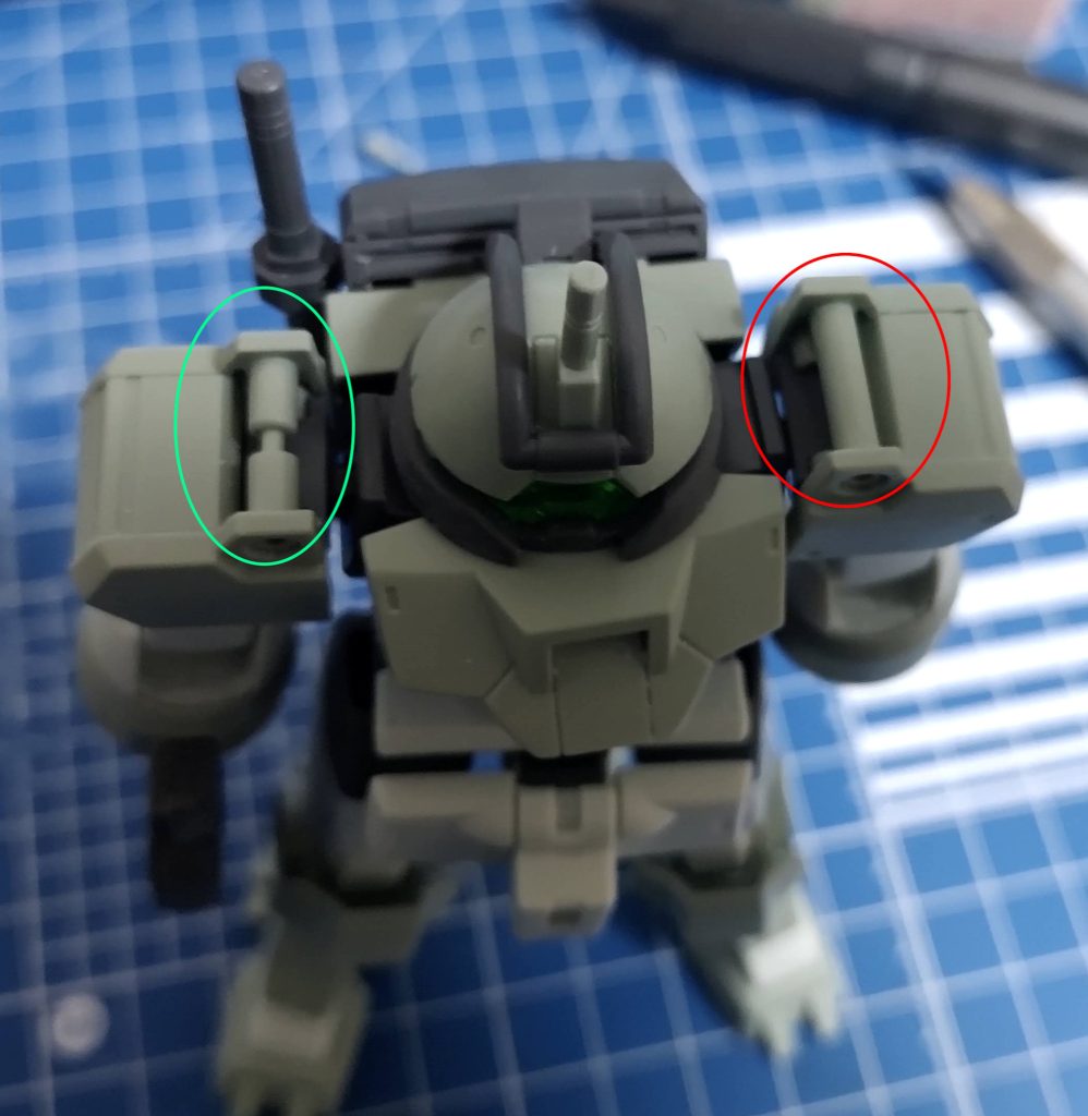 肩アーマーのハンガー?の形状になんとなく違和感があったので(写真の緑の丸)オリジナル形状を切り落としてランナーで真っすぐの棒にしました(赤い丸)。