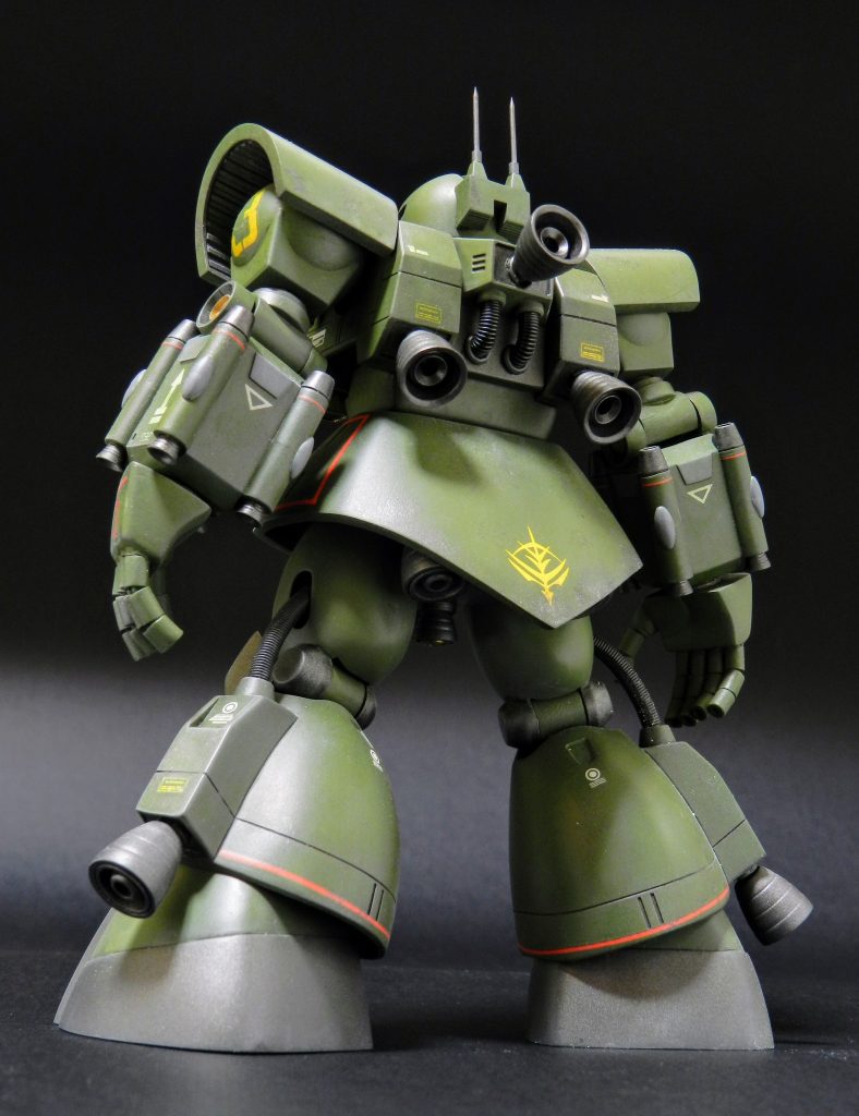 肩、スカートの裏にはモールド入のプラ板を貼っています。バーニア基部もすべてボールジョイント。動力パイプはスプリングに変更