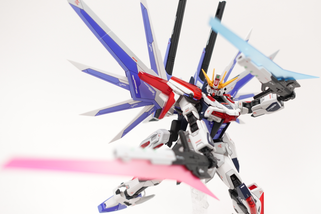 武器のクリアパーツは「RGシステムの青」と「EGシステムの赤」を意識してクリアカラーと偏光パール塗料で塗装しています