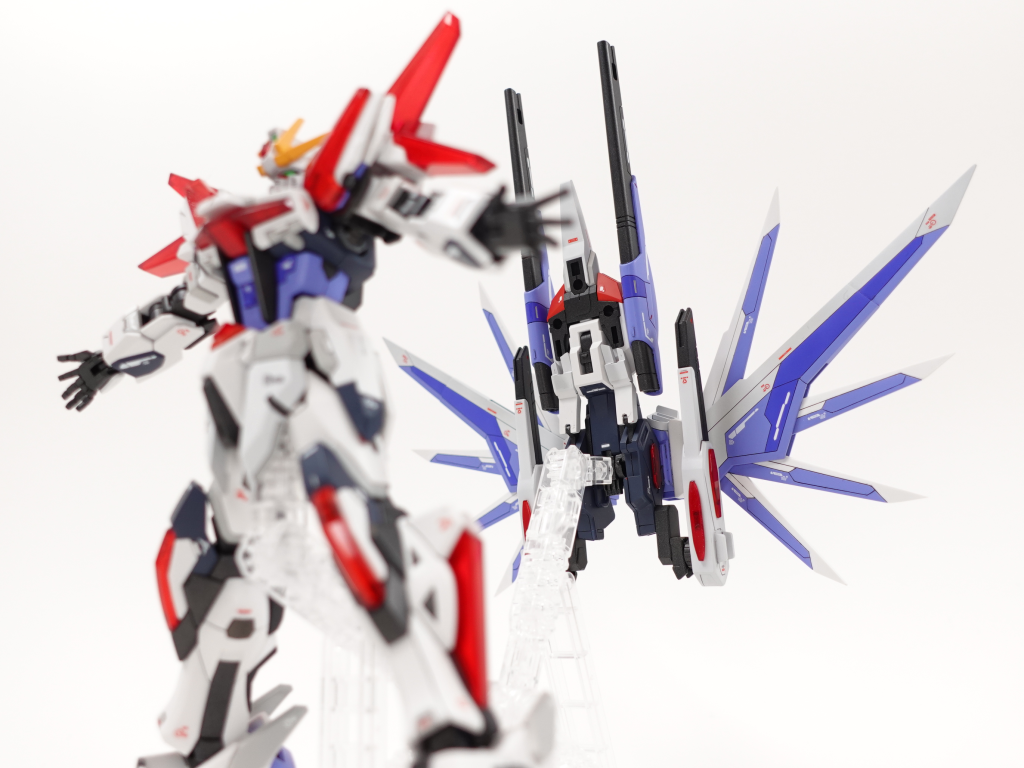 ドッキング方式は中心にしたユニバースブースターまんまです翼のスジボリ頑張ったつもりなんですがデザインセンスが・・・