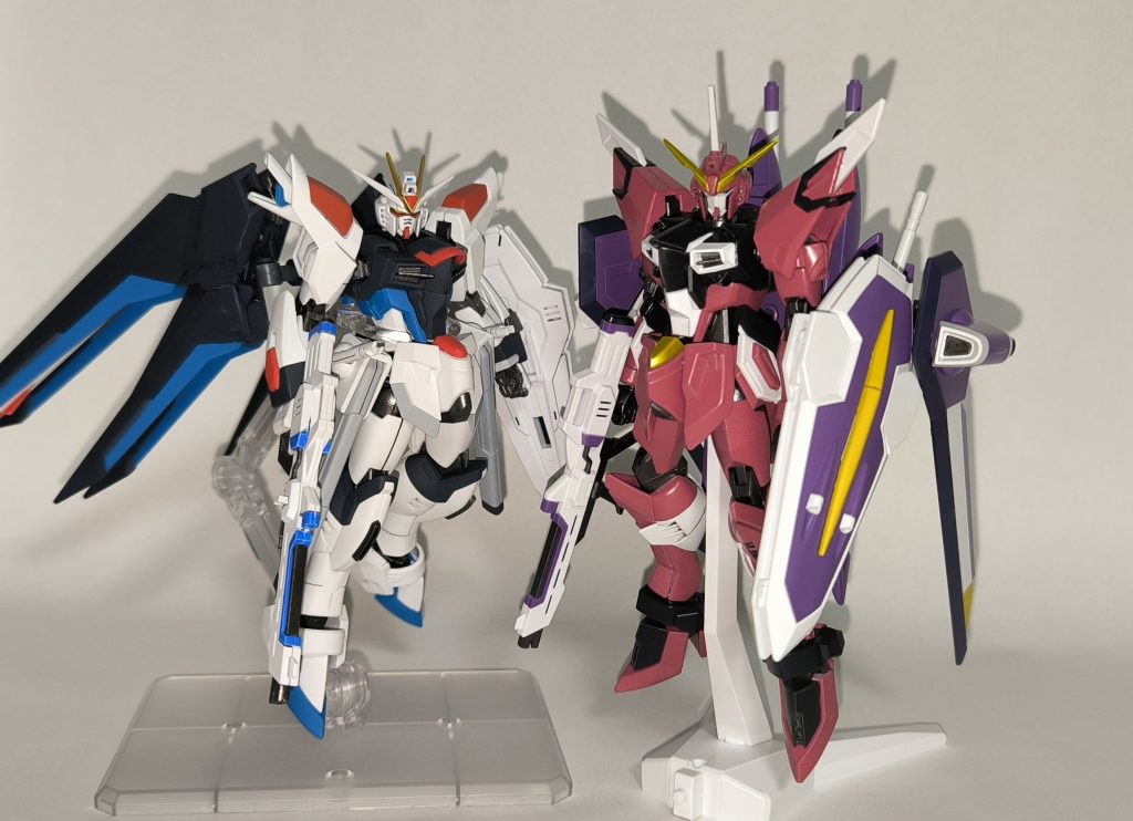 イモータルジャスティスってプロポーションもいいし、色分けもいいし、可動範囲も広いしでめちゃくちゃいいキットだと思います。作ってて本当に楽しかったです。ていうかなんで写真こんなテカテカしてんのかと思ったらつや消し吹くの忘れてたわよ