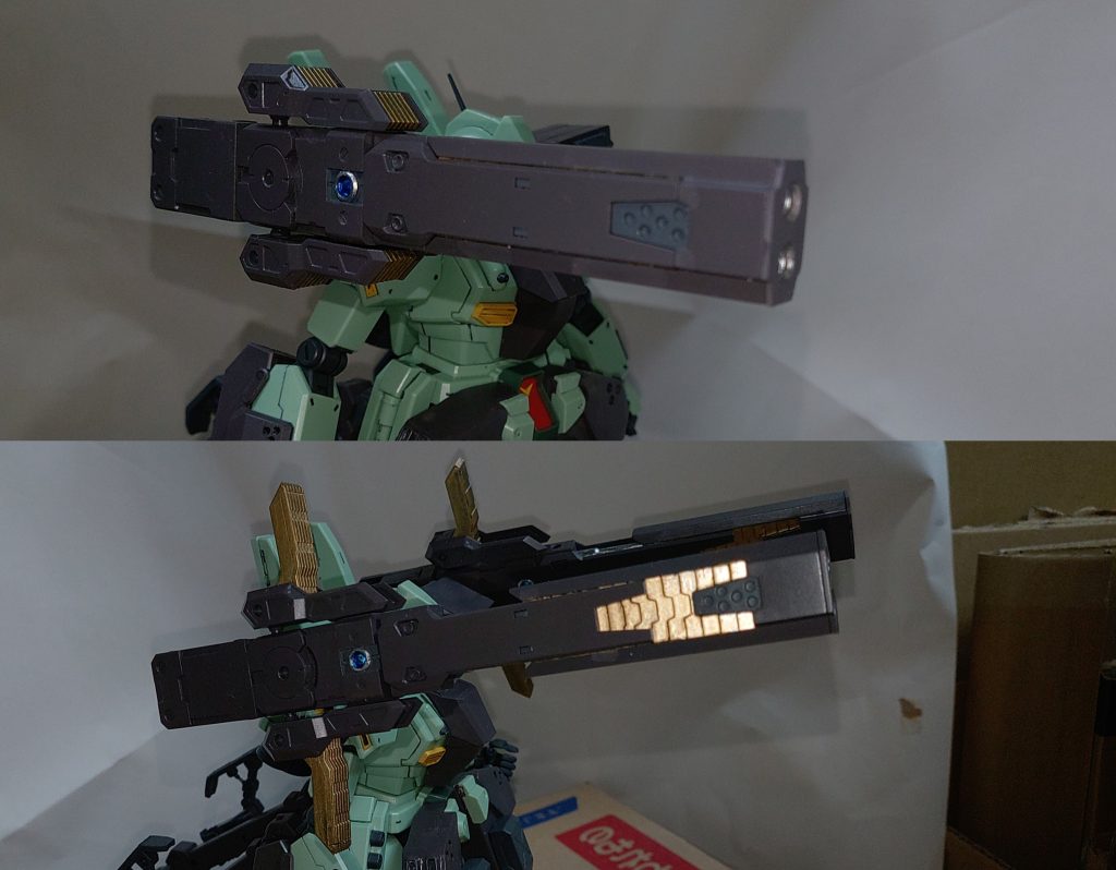 肩部連装型ビームキャノン重装型装備の主兵装。高出力ビームを砲撃する際、砲撃を重ねると砲身などへの熱のダメージが増大することが懸念された。これを解決するために砲身を連装化して交互に撃つこととし、更に全体を冷却機構を備えたカウルで覆う事で冷却機能自体も高めた。これにより、長時間の安定した砲撃を行う事が可能となった。砲身の熱が増大してくるとカウルを展開、放熱フィンを露出することで冷却機能を更に上げる事ができる。という設定。ほぼほぼコトブキヤのMSGを組み合わせて作った武器です。再利用して作った割にはまとまりのあるデザインになって個人的にはお気に入り。