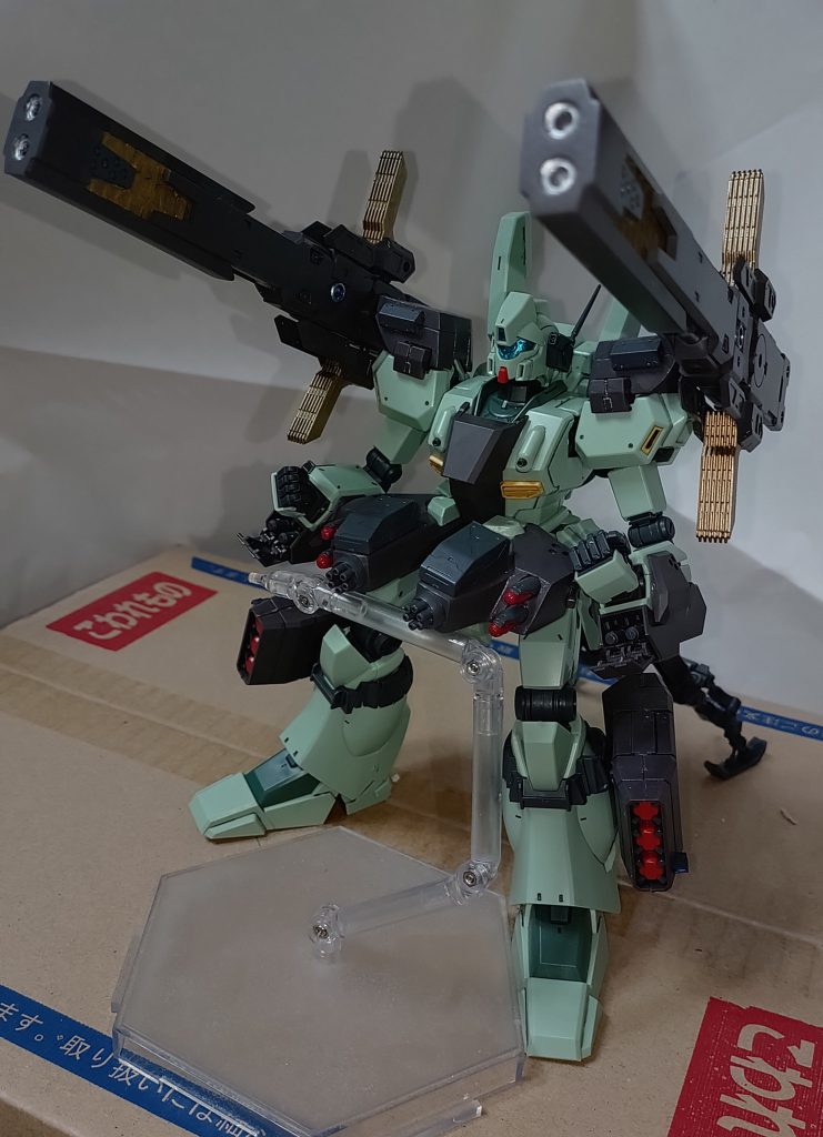 武装モリモリ機体なら絶対にやりたい一斉射撃!このためにジェガン重装型に別についてなかったスタークジェガンの腕部グレネードやらミサイルやら腰部のウェポンポッド何かを作ったといっても過言ではない。せっかく汎用ジョイントという設定で肩や腰に付けるパーツを作ったので、また機会があれば何かパーツを作りたいところ。ただなぁ、それっぽい換装パーツを考えると、めぼしいのはAOZとF90が軒並みやっちゃってるんだよなぁ……まぁでも、個人的にはインコム搭載型は絶対やりたい。そのためにもバンダイさん、ビルダーズパーツ再販よろしくお願いしますよ。5月あたりにはストライカーパックを発売するみたいだし、それに合わせてリニューアル再販を是非