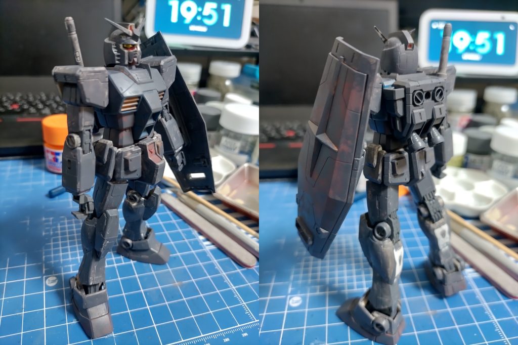 ここに、みんな大好きメカサフヘヴィを筆塗り。うすめ過ぎてシャバシャバムラムラになってしまい、若干戻しましたが、師(清水圭氏)も「サフにムラがあったってそれもタッチになるからいいじゃない」(意訳)とおっしゃっていたので、鵜呑みにします。本当にサフのムラが凹凸として、この後に響くので筆を動かす方向だけは気をつけました。(ふくらはぎ削った直後なので、この後、1週くらい塗り足しています)顔はバラせず目はシールなので、塗りませんでした。