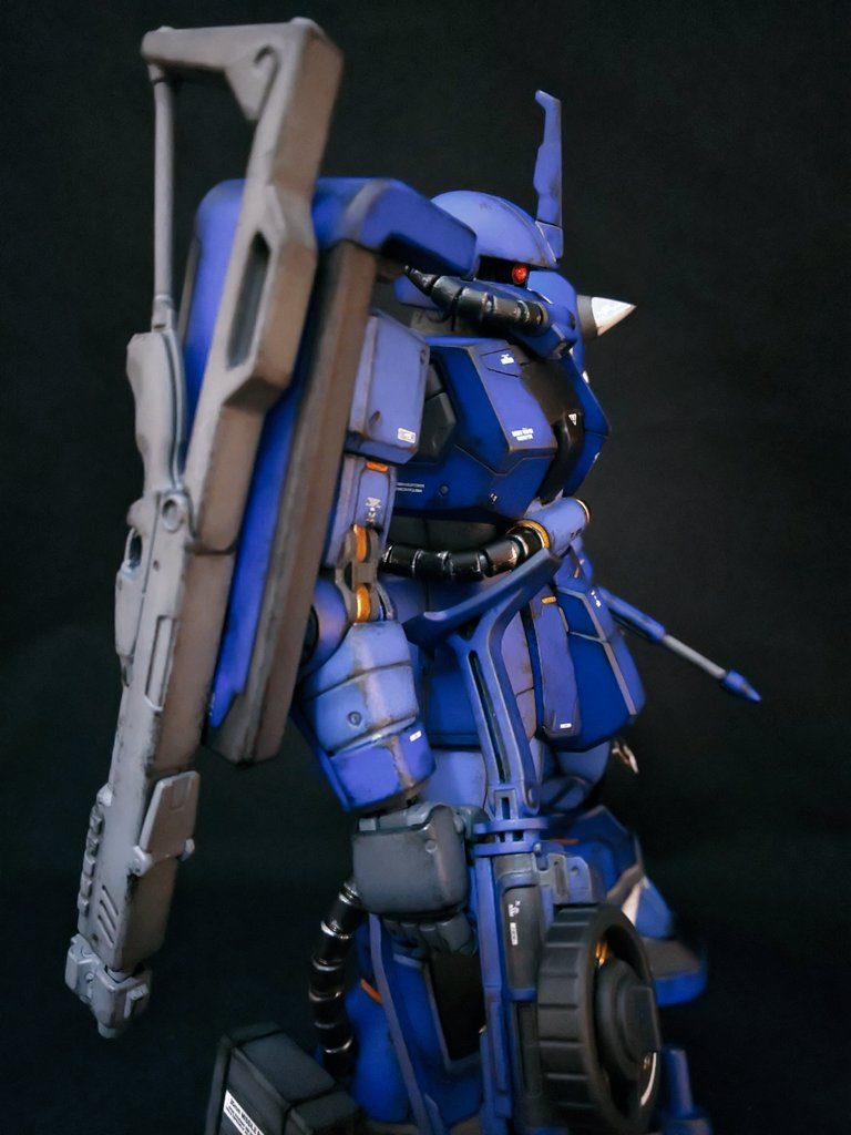シールドにショットガンを懸架。フックのような部分に引っ掛けてネオジム磁石でガッチリ固定されます。