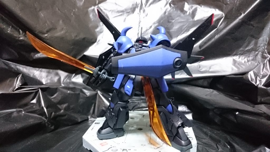 光の加減でなんとなくただの黒じゃないと分かる程度です。