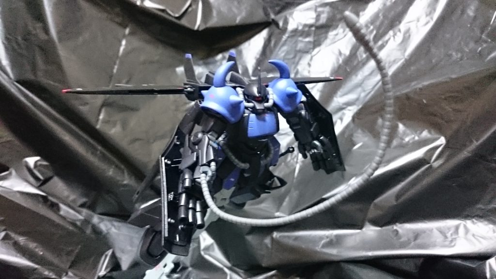 機体色をダークブルーにしたのですが、つや消しをかけるとそのまま黒いrにしか見えなくなりました。