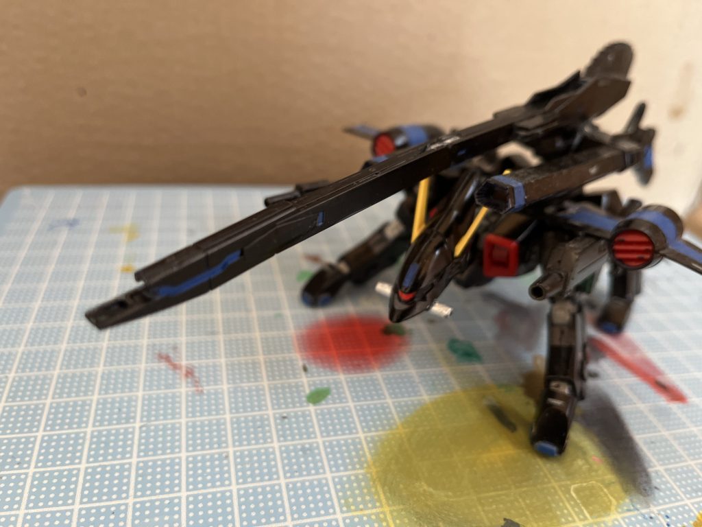 ロングライフル展開状態。ウイングガンダムのバスターライフルの威力を優に凌ぐ威力と射程を持っているが、消費エネルギーがとんでもなく多い。ちなみに左ウイングにはRX-零丸の種子島雷威銃を装備している。こちらは中距離の射撃戦闘に使用する。