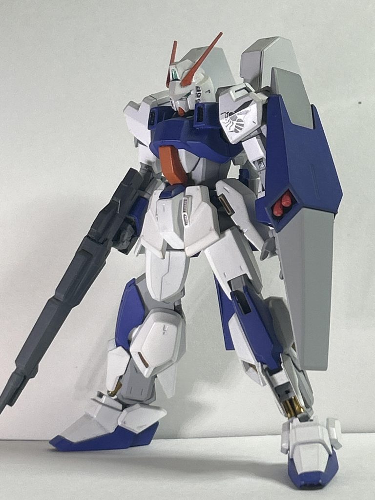 ガンダムホーネットHeight:17.5m Weight:55.2t全装備武装:ビームライフルビームサーベル×2インコム×2シールド(二連装ミサイル・ランチャー×2)〜ストーリー〜「Float like a butterfly and sting like a bee」全てはその言葉を体現する為に。その軽やかなステップも、その怒涛の閃光も、全てはその一撃［サツイ］の為に。