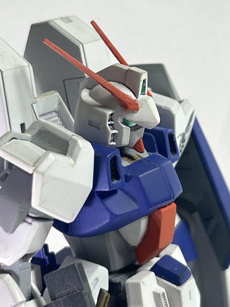 ここからは作品解説です。ベースキットはガンダムMkⅡ。……一応、MkⅡの割合の方が多いからベースキットと名乗れる、ハズ。覚えている限りは書き出すつもりです。頭はMkⅡをベースにパテとプラ板で形状変更。実はツインアイじゃなくてゴーグルタイプに変更しているのが密かなチャームポイント。長くてお気に入りのアンテナはウーンドウォートの物だったと思われ。胴体は百式の物をベースにジャンクパーツとMkⅡのコックピットブロックを移植しました。