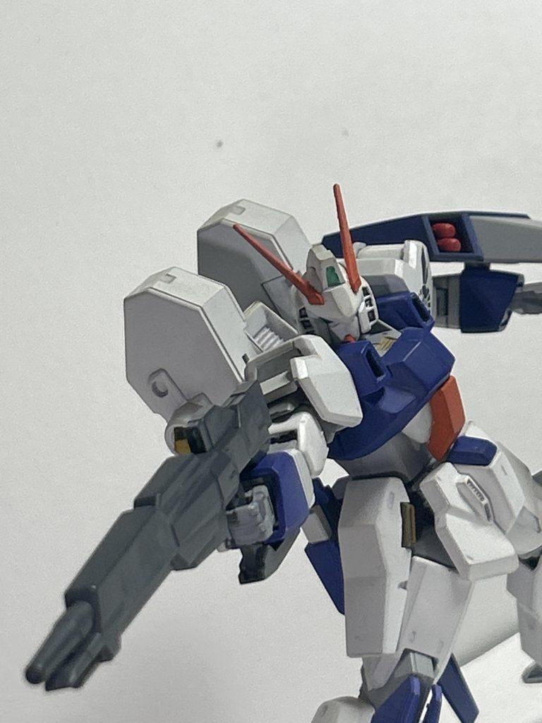 肩ブロックはシンプルな形状にしたかったので、MkⅡの物のスラスタ部分を排除して使用しました。二の腕以降はガンダムAGE1の物をプラ棒を突き刺してそのまま使いました。ついでに手持ち武器。ビームライフルはAGE1のライフル基部にパワードアームズパワーダーの大型ライフルを乱暴にブッ刺しただけ。シールドは捻り無くジェガンの物をそのまま。この所為でパイロットに、武装は使えれば何でもいい、むしろ専用武器なんて要らないよ、という設定が出来たとか出来なかったとか。