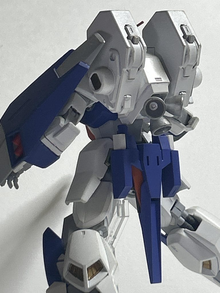 バックパックは基部にガンダムMkⅢ(使ったのはテルティウムガンダム、だったハズ)、両端にジャンクパーツで飾りつけたシルヴァバレトのインコムブロック。インコムを付けたのは、連ザでカオスガンダムが愛機だった所為だと思われ。腰ブロックはMkⅡのものをベースに、サイドアーマーにシナンジュスタイン、リアアーマーにガンダムAGE2の物にそれぞれ変更。