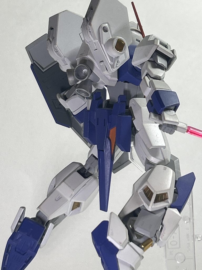 脚部はMkⅡが芯になってます。ふくらはぎ横はMkⅡの物をニコイチして使用、膝アーマーはダブルオーガンダム(ダイバーエースの方の余剰パーツだったハズ)、スネは確か百式のふくらはぎの後ろのパーツを上手い事加工したハズ。足首から先はそのまま百式を使用。膝アーマーからスネにかけてのパーツ構成が密かなお気に入りポイント。