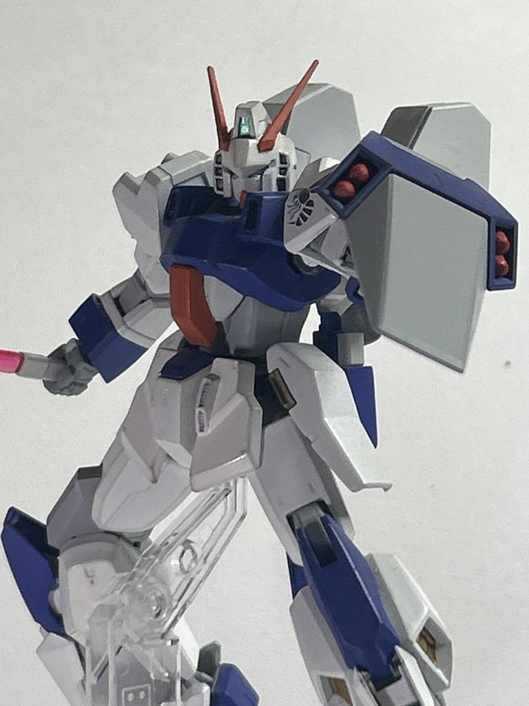 塗装は確か、メインはマットホワイト、第二にブルーバイオレット、グレーはそのままグレーサフのまま、だったハズ。ワンポイントにアンテナとコクピットブロックをシタデルカラーのオレンジで塗装。後は色合いが地味だったから適当に関節のポイントポイントにミラーシートを貼ったり、適当な色で筆塗りしたり。デカールは左肩にデカデカと蜂を貼り付けただけ、ホーネットなだけに。