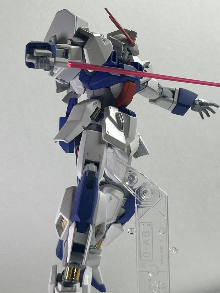 ビームサーベルは横や縦に薙ぐよりも最短距離を突いた方が速い!という拘りから突き刺しメインで戦う。ここでもホーネットの名前の由来を回収。