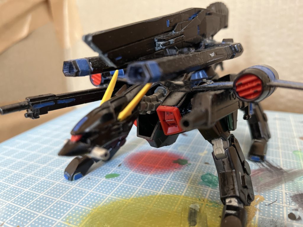 頭部アップで。塗装はちびバクゥも含め全てガンダムマーカーです一応アンテナのフラッグも切って削って尖らしてますけどあまり分かりませんね……