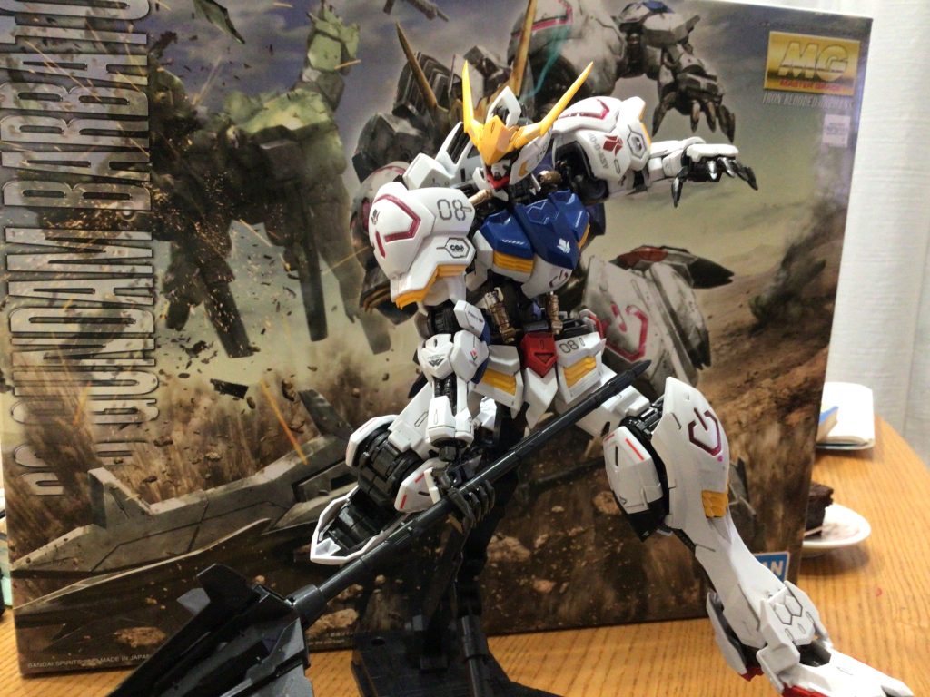 このキットはすごく出来がいいですね。関節のシリンダーといい、内部フレーム、武装と盛りだくさんでした。作っていて楽しかったです♪