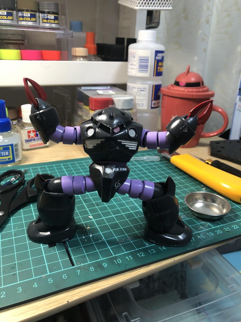 稼動部の関節部分が若干弱かったですがそれなりにポーズを維持出来るのですがちょっと不安な所がありますね。次もジオンのMSを作っていきますのでよろしくお願いします。