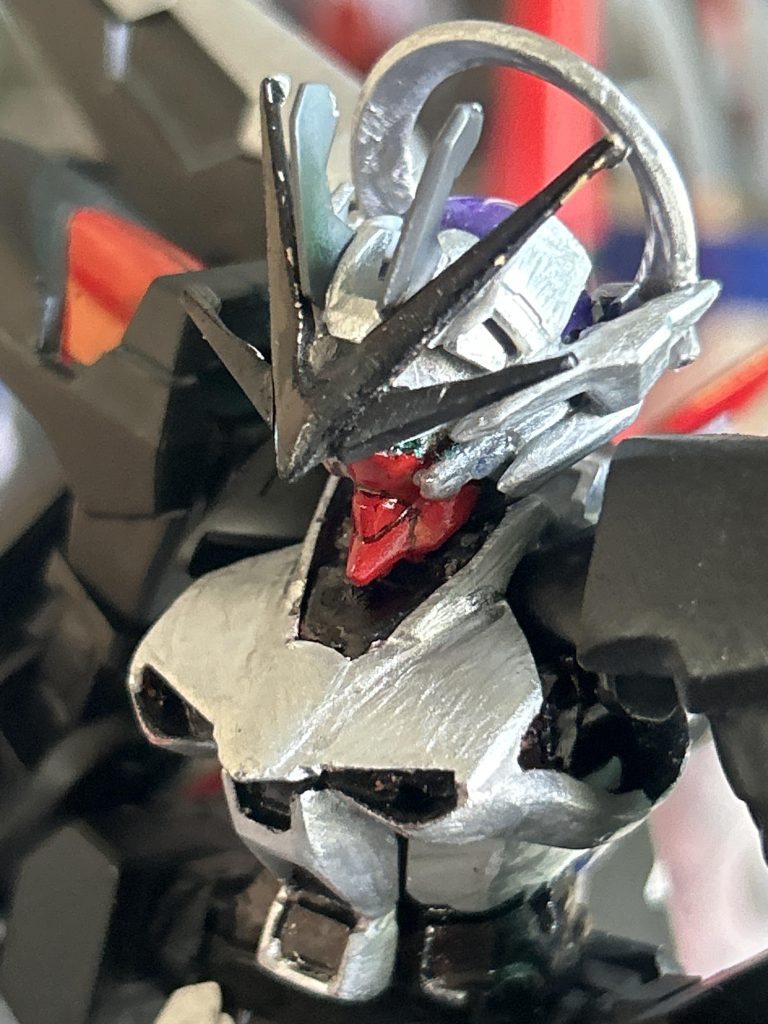 頭部をかなりいじくりました。顔の下にバルバトスルプスレクスの顔パーツを接着し、顔の周りにシュバルゼッテの頭部パーツや、ルプスレクスの頬のパーツを取り付けました。