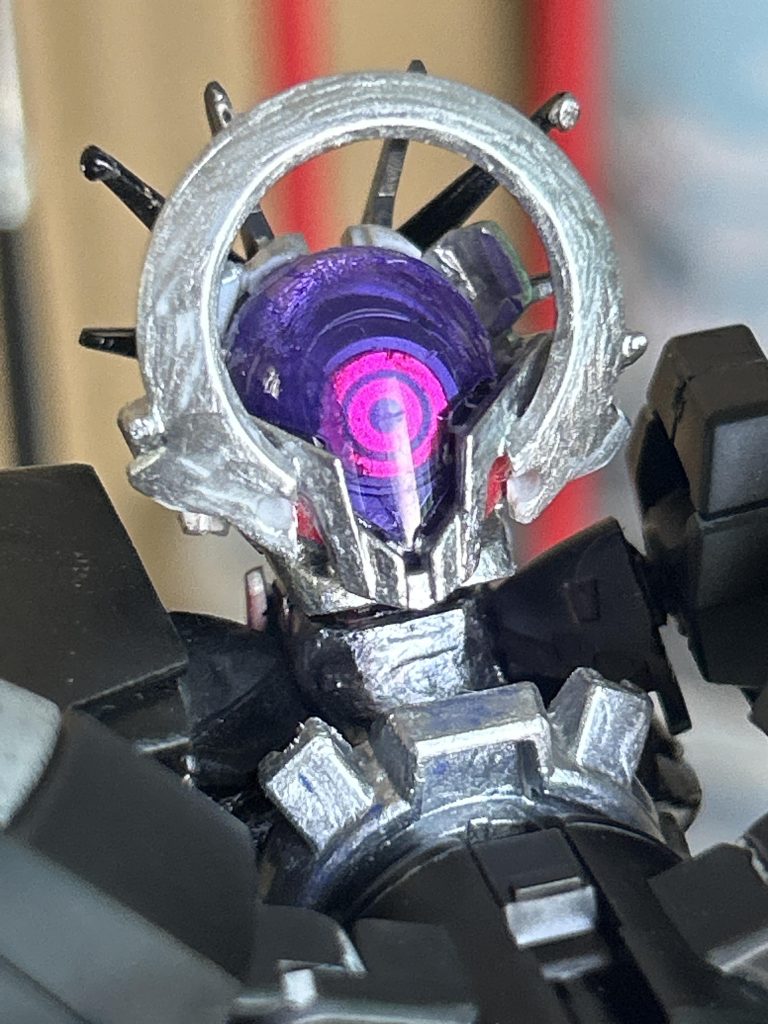 顔の後ろにアルスコアの顔パーツを半分にして取り付けました。