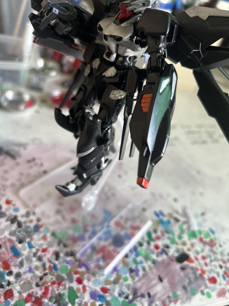 左手にプロヴィデンスの複合兵装防盾システムを装備してます。