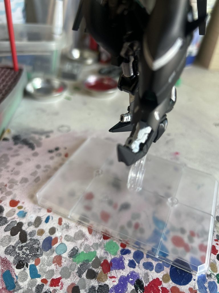 足のアストレイゴールドフレームに変更して、足のつま先にビームサーベルを取り付けました。