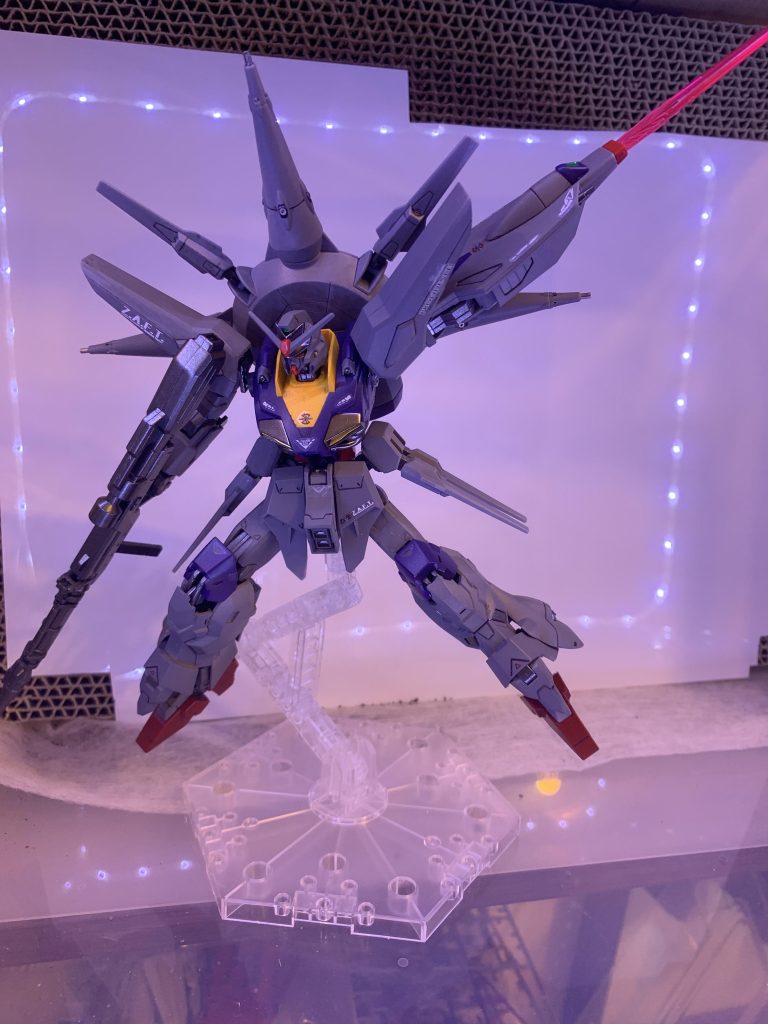 腹部、肩、足、腰の可動範囲が広がった事によりビームサーベルを振り抜いたような元キットでは出来なかった動きがキマるようになって、正直使う事に迷っていたムーンガンダムを使って個人的に大満足です。今後も色々と作って投稿していきたいので、改善点など色々とコメント頂けるとうれしいです。よろしくお願いします!