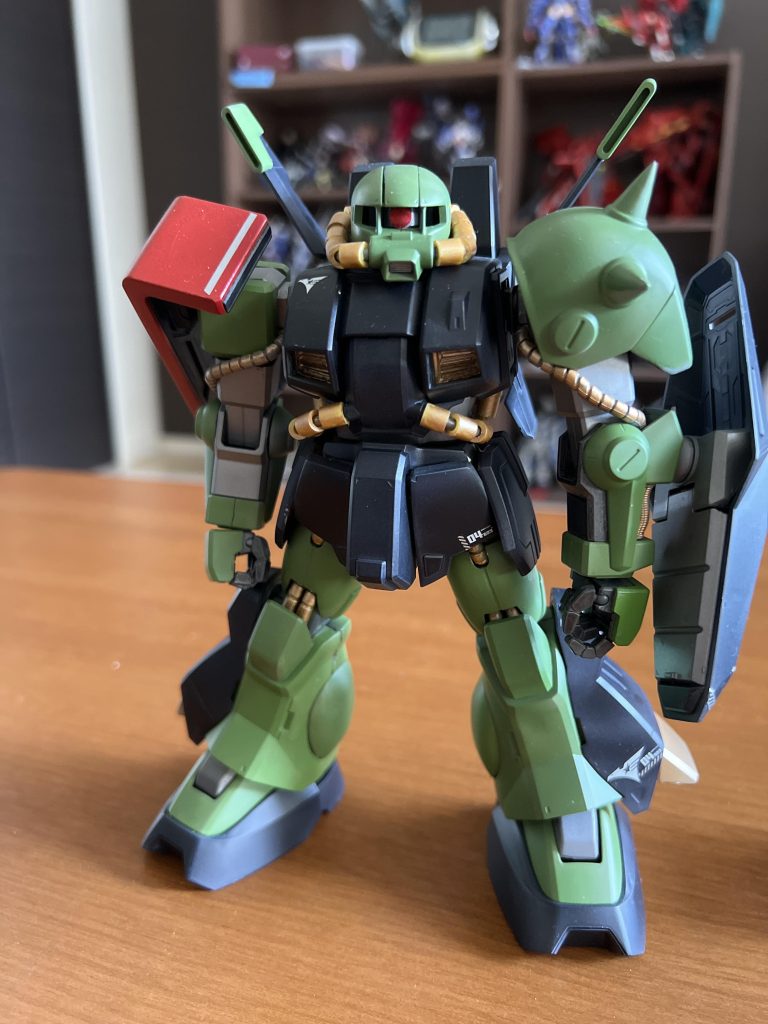 最後に、自分の好きなデカールをペタペタ貼るのが楽しかったです。デカールって貼る前は気乗りしないですけど、調子付くとめちゃくちゃ楽しいですよね。一応視線誘導的に、向かって左上(一番目立つ赤色の肩)から右斜下の足のアーマー部分を結んだ線上にデカールを配置してます!この配置だとスッキリして個人的に好き。