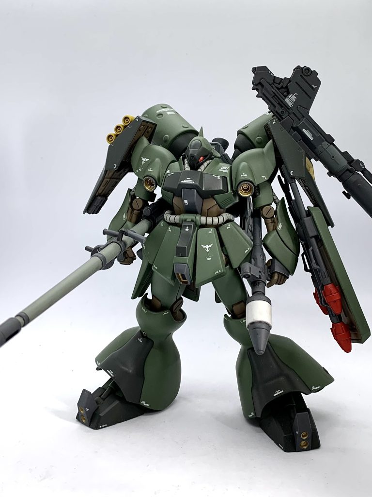 重装型ということで、安易にランゲブルーノ砲。左肩はバズーカ。装備のためにパーツを頂いたキットは、ギラドーガ、ギラズールアンジェロ機、ギラズール一般機、シナンジュスタイン……大盤振る舞いですね。