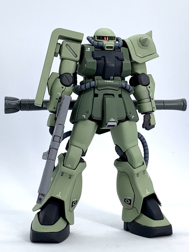 膝パッドが太ももに潜り込むように削って調整。干渉しまくってるので動かしてはいけません。拳はレア品HGブラックウォーリアのもの。小さくていいんですがなんせレアです。ビルダーズパーツで小さいの出してください。銃の握り手はHGディジェのもの。顎を引くと襟足あたりで隙間ができてしまうので、胸上部に斜めにプラ材を貼り足して自然な感じに。腰のバズーカはHG06Rのものです。