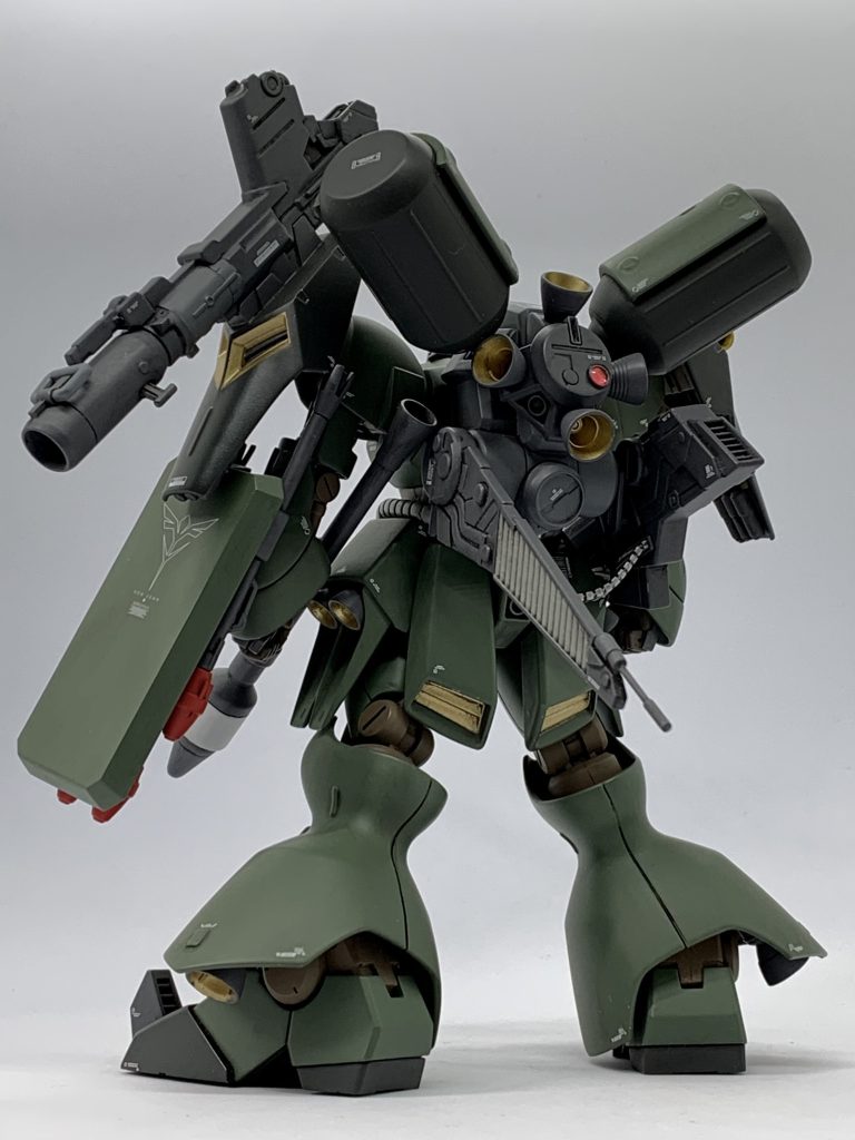 カラーリングはスパロボオリジナルMS、量産型ヤクト・ドーガからパターンを拝借しようかと思いましたが、顔等の淡いグレー?が弱そうだったので、ここはUC版ヤクト・ドーガに倣って濃い色で。グッと悪そうな顔になりました。