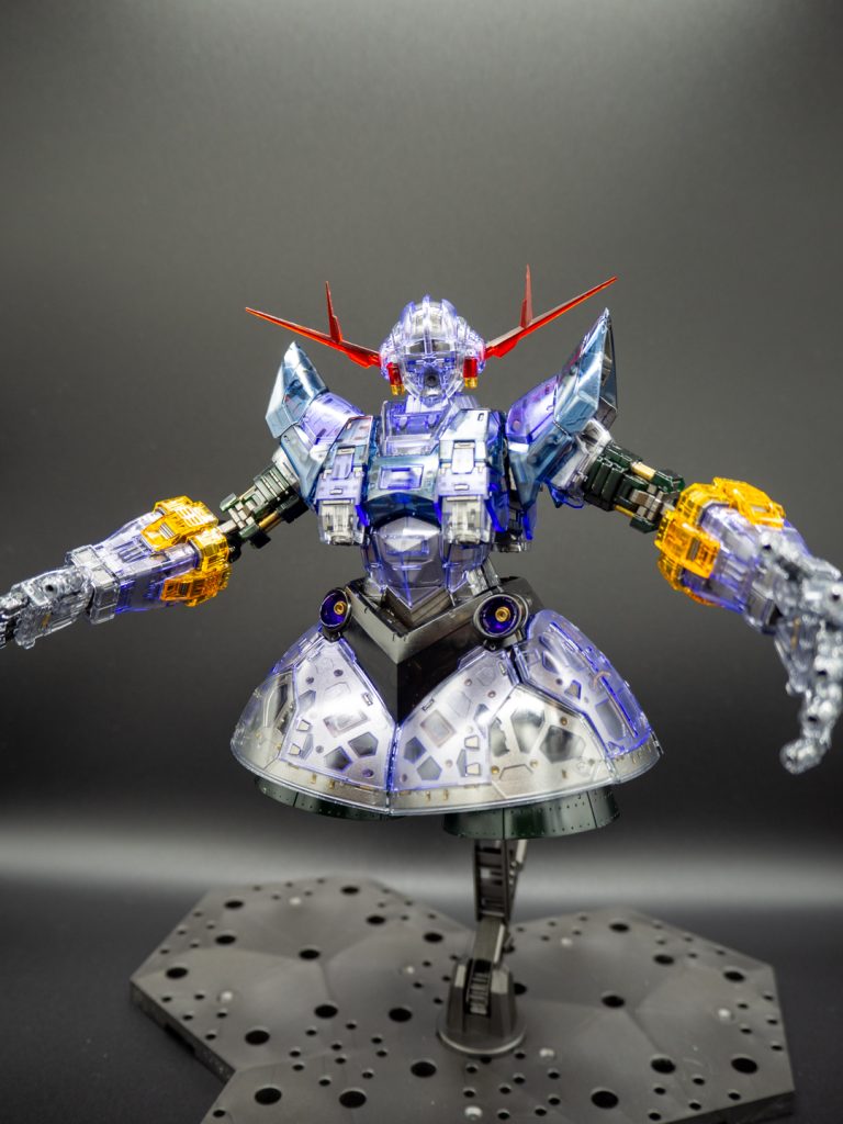 内部フレームが透けるので、クリアパーツ越しでも映えるようにガンメタで塗装しています。