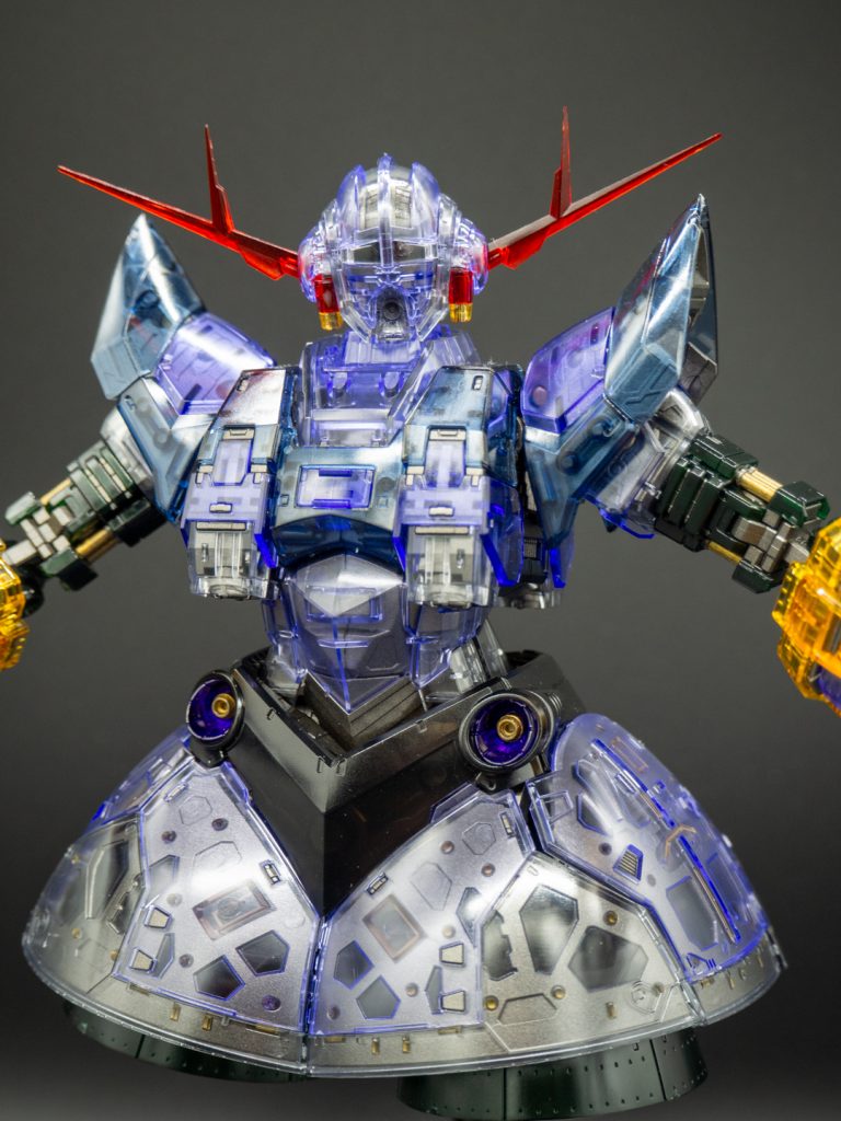 ジオングはドクロっぽい顔をしていますが、クリアカラーだとさらに禍々しい顔つきですね(^_^;)