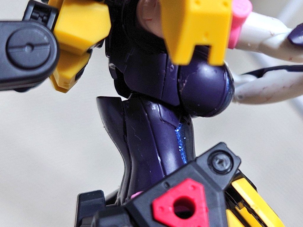 最初に吹きかけていたクリアー光沢、これはパーツに薄い光沢が出る膜を張ってくれるのですが固まりが悪く、組み立てている間にゴム質のようなねりけしのような感じに剥がれてどんどん汚れてしまう状態となり泣く泣く全部拭き取りました。クリアー光沢ペンは二度と使うことはないでしょう・・・また店頭販売を見つけたらもう1つ買いたいですね。次は競泳水着っぽく明るいメタリックブルーとかロイヤルメタリックレッドでボディスーツ部分を塗装したいです。