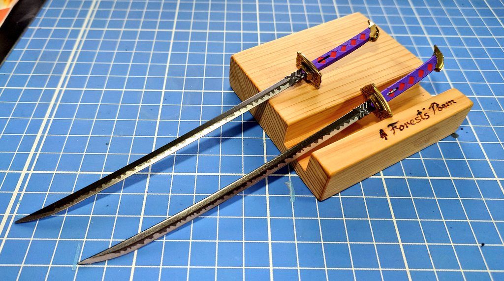 刀の塗装は黒サフ→EXブラック→スターブライトシルバーで塗装した後、マスキングゾル改を爪楊枝で波紋状に塗る→スターブライトアイアンで塗装後マスキングゾル改をはがす際は、水に一晩くらい浸けて、水を含ませた綿棒で拭き取ります😄最後に光沢クリアーで終わりです❗