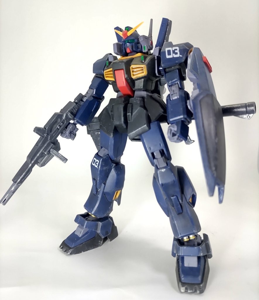 恒例の無改造、成型色生かしで、武器とバックパックだけ合わせ目が容赦なくあったので、グレーサフ吹いて合わせ目消えているの確認して筆塗りしています。バルカンポッドと足首、膝裏も部分的に色足してます。緑のシールの上はUVレジンで固めました。あとは汚さずにはいられないので、やりすぎない程度に。本体色が暗い色ばっかりだとどうやればいいかわかりません。難しい本体は合わせ目なくて、武器の合わせ目消しが一番辛い、このパターン多い気がする。写真は説明書の表紙のポーズ