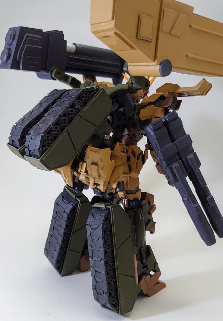 お尻と脛の裏にキャタピラを装着