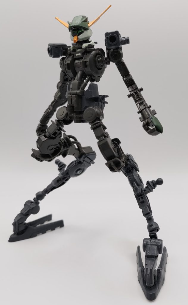 全部脱がしましたいかに自然にそれっぽくフレームをつなげるかを考えて制作しました。脚部フレームは、ミカエリスの脚にスサノオの足を使用しています。接続部は、プラ板で受けを作成して接続用パーツはスクラッチでの作成です。