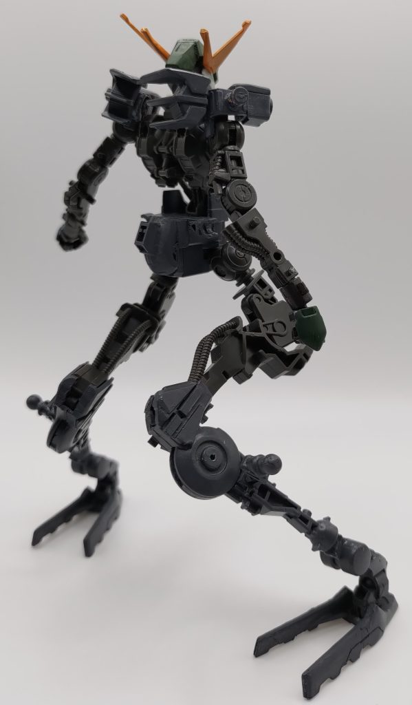 後ろからも見てください。ありがとうございます。フレームと同じ色の塗料がわからず、いつもダークグレーを使用していますが、そろそろ色探しの旅にでたほうがいいのかもしれません。どなたか、キットのフレームとよく似た色の塗料をご存知でしたらご教授ください。できれば、ガンダムフレーム基本色、キマリスカラー、ヴィダールカラー、ダンタリオンカラーと教えていたd(ry  強欲すぎました。すみません。