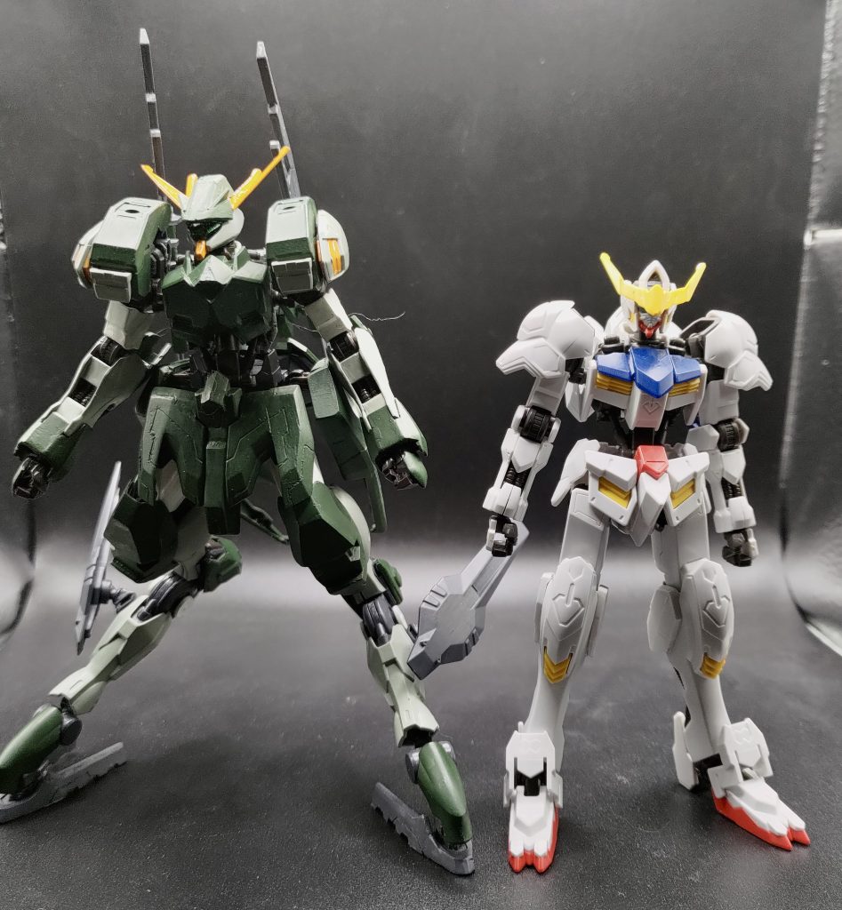 サイズ比較のため、 4バトスくんを連れてきました。頭一つ分以上違います。