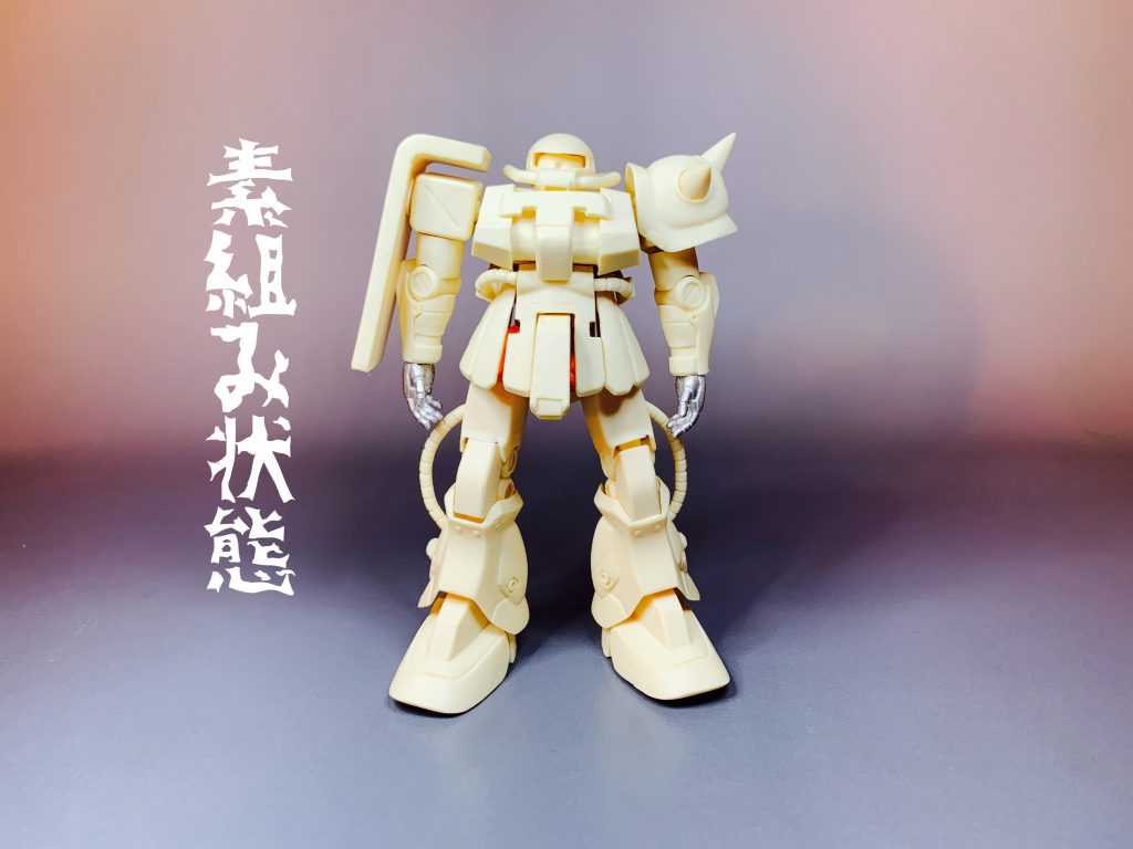 重量感のあるパーツ同士を固定するのが難しく、アルミ線でパーツ同士を接続後に瞬間接着剤で固定したり、関節にねり消しを詰めてパーツの角度を固定したりと、素組みするだけでも大変でした。やっと素組みを終えたものの、左膝パーツが上手くハマらなかったり、全体が傾いたりしていて改修が必要な状態でした。