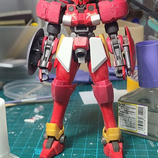 改造中のHGACレオスです。最初はしょぼんぬさんの作品(https://gumpla.jp/hg/596036)を真似することから始まりましたが、いつの間にか、もうちょっとトールギスっぽい何かを作りたいという欲だけが先走った結果、変なものが出てきた…って感じです。（2枚目）