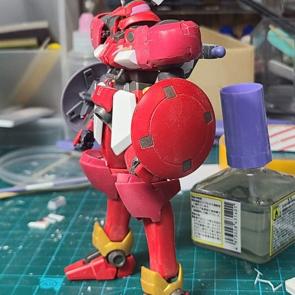 改造中のHGACレオスです。最初はしょぼんぬさんの作品(https://gumpla.jp/hg/596036)を真似することから始まりましたが、いつの間にか、もうちょっとトールギスっぽい何かを作りたいという欲だけが先走った結果、変なものが出てきた…って感じです。（3枚目）