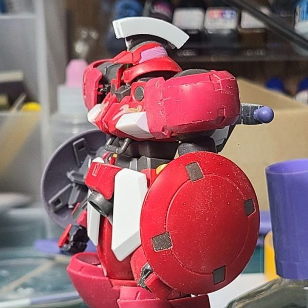 改造中のHGACレオスです。最初はしょぼんぬさんの作品(https://gumpla.jp/hg/596036)を真似することから始まりましたが、いつの間にか、もうちょっとトールギスっぽい何かを作りたいという欲だけが先走った結果、変なものが出てきた…って感じです。（1枚目）