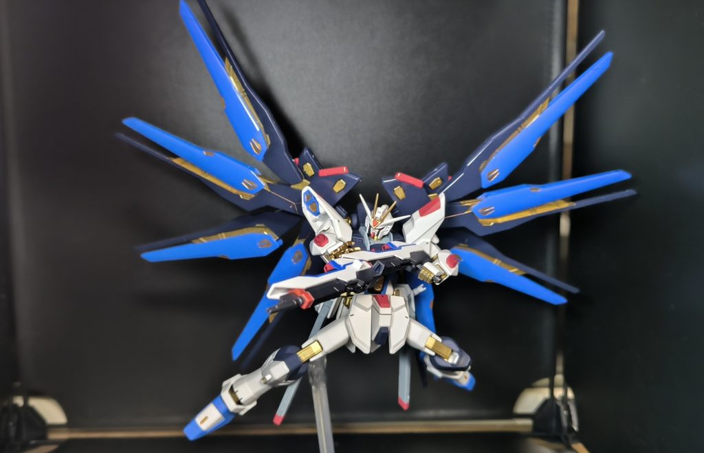 ドラグーンとウイングのマスキングが地獄でした・・・僕は塗装が下手くそなので塗る部分を残して全部マスキングテープ貼ってるんですよ。なのでこのウイングとドラグーンのマスキングだけで４時間くらいかかりました。そんでドラグーン外すときにゴールドの塗装がはげるっていう絶望を味わいました。