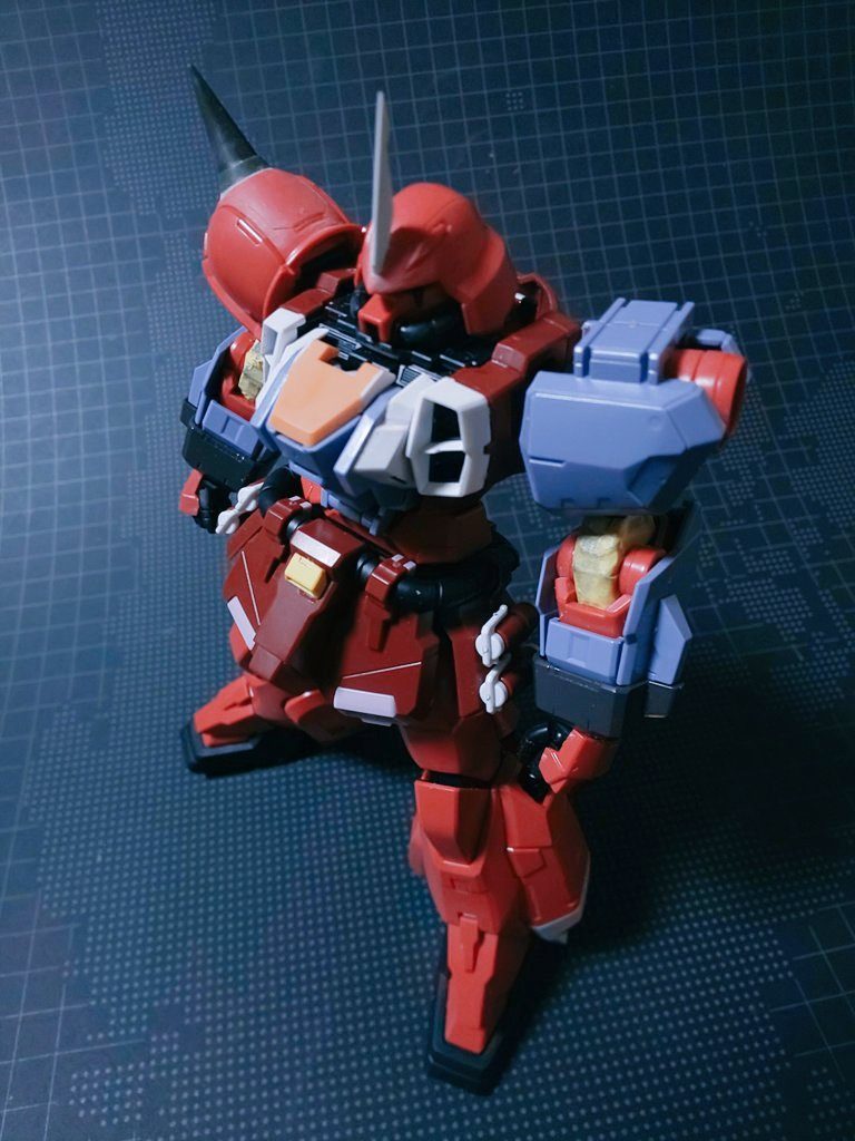 製作途中経過。十字マークがメインでしたがどうせならいじってみようと改造しました。デュエルガンダムアサルトシュラウドの装甲を一部拝借。そのままでは取り付けられないので外装を削ったり色々やりました。他はジャンクパーツ、プラ板など。