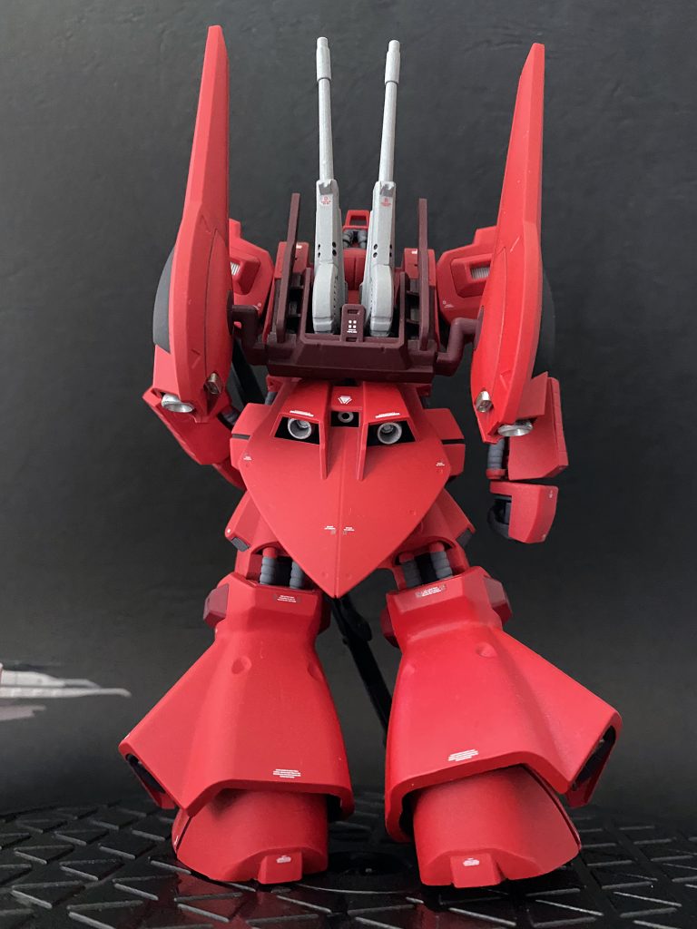 スカート?腰部装甲が大きくなっています。