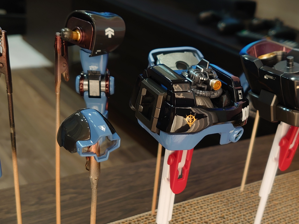 胸部パーツはマスキングで塗り分けました。