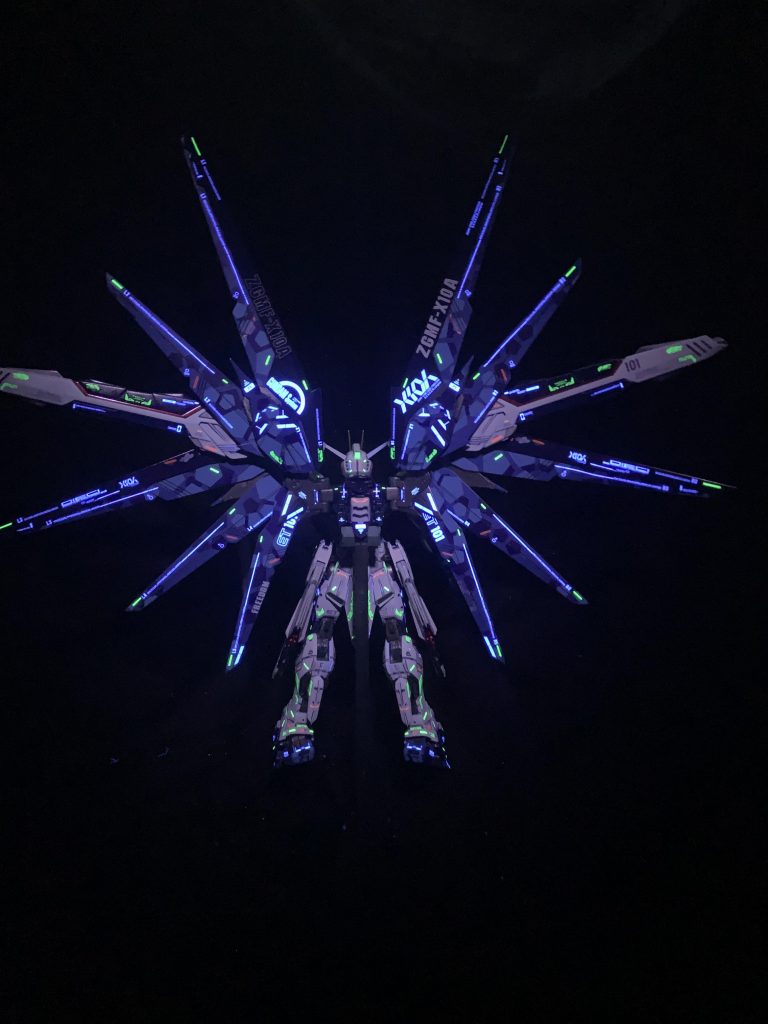 後ろビコーンはこんな感じです。シンメトリーって大事やなw。UVライトが小型のハンディタイプなのでこんなに広がるとうまく当てれないw。